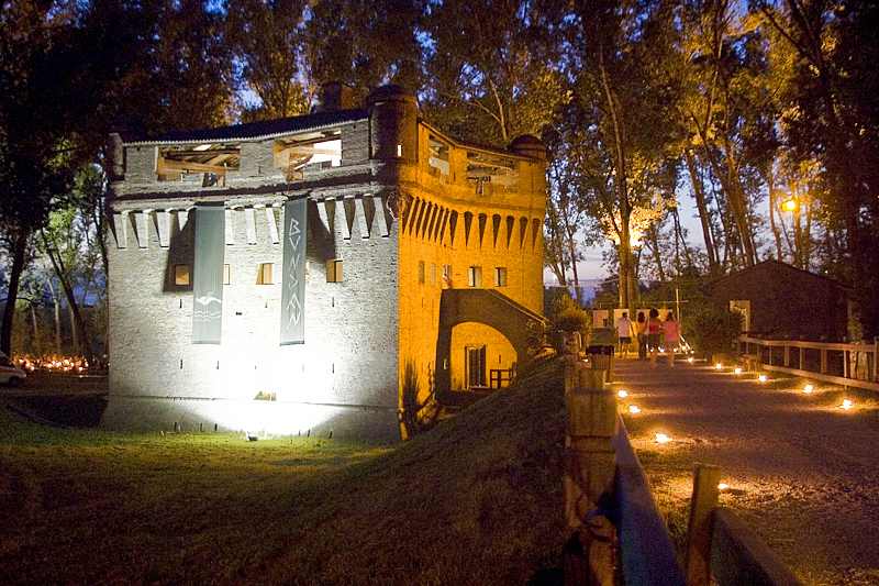 http://www.societadidanzaferrara.it/images/eventlist/venues/rocca_possente_di_stellata_1372319629.jpg